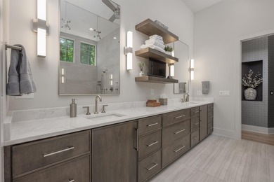 Stunning, virtually new, Transitional-style 24/7 Lake Access - photo 27