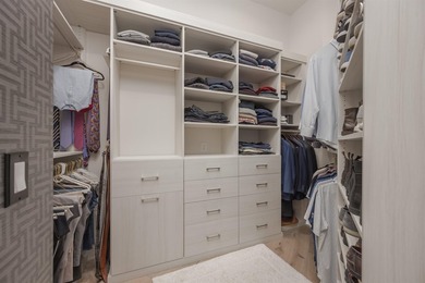 Stunning, virtually new, Transitional-style 24/7 Lake Access - photo 30