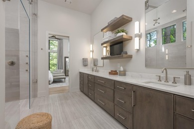 Stunning, virtually new, Transitional-style 24/7 Lake Access - photo 31