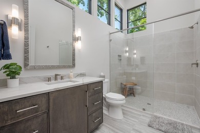 Stunning, virtually new, Transitional-style 24/7 Lake Access - photo 36