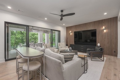 Stunning, virtually new, Transitional-style 24/7 Lake Access - photo 38