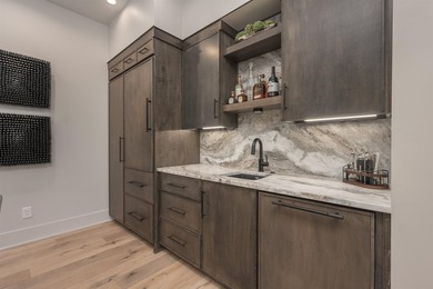 Stunning, virtually new, Transitional-style 24/7 Lake Access - photo 40