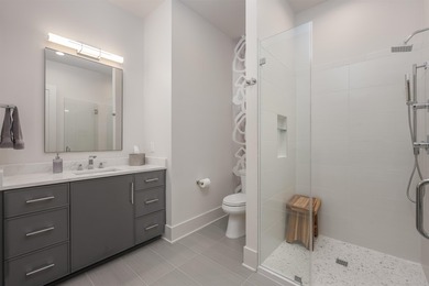 Stunning, virtually new, Transitional-style 24/7 Lake Access - photo 43