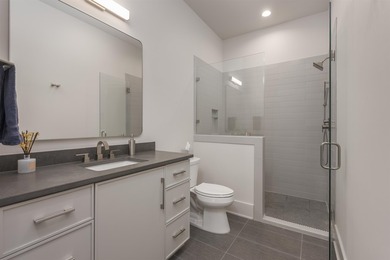 Stunning, virtually new, Transitional-style 24/7 Lake Access - photo 46