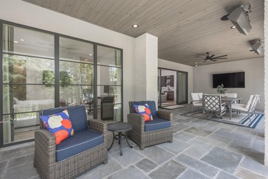 Stunning, virtually new, Transitional-style 24/7 Lake Access - photo 50