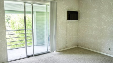 Beautiful 1 bed, 1 bath condo with an open floor plan located on - photo 10