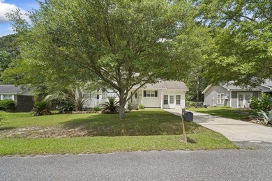 Beautiful 3 bedroom/2 bath home located in the quiet - photo 2