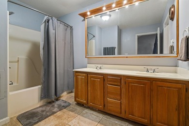 Beautiful 3 bedroom/2 bath home located in the quiet - photo 9