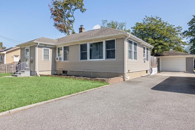 Charming, immaculate, meticulously maintained ranch conveniently - photo 3