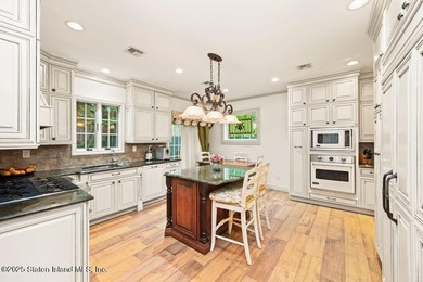 MODERN ELEGANCE WITH WINTER VIEW,LOCATED IN A QUIET STREET WHICH - photo 11