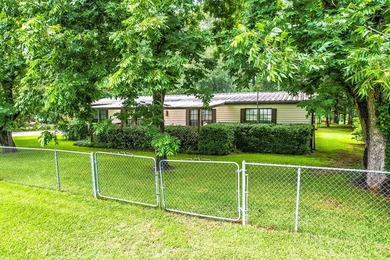 Welcome to this beautifully maintained waterfront property - photo 4