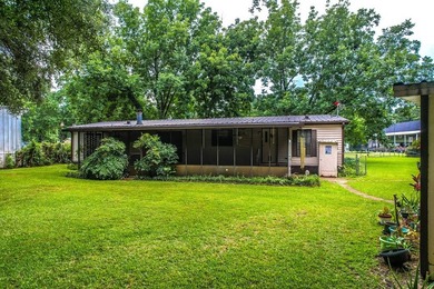 Welcome to this beautifully maintained waterfront property - photo 7