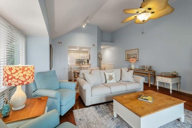 Perched on the top floor of desirable Pelican Watch Villas, 1360 - photo 9