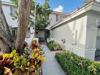 GREAT CONDITION TOWNHOUSE, 1ST FLOOR TILED ON THE DIAG. VINYLS - photo 15