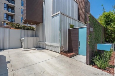 Hip Contemporary Urban Townhome located at the heart of - photo 2
