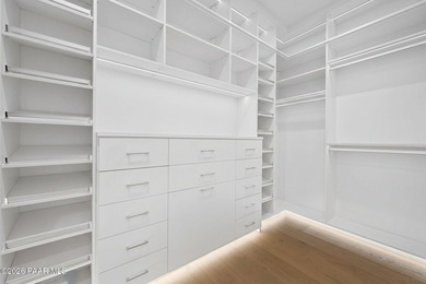 Extensively reimagined beginning in 2020, this modern luxury - photo 33