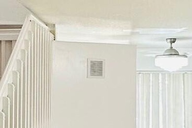 GREAT CONDITION TOWNHOUSE, 1ST FLOOR TILED ON THE DIAG. VINYLS - photo 45