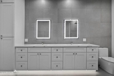 Extensively reimagined beginning in 2020, this modern luxury - photo 50