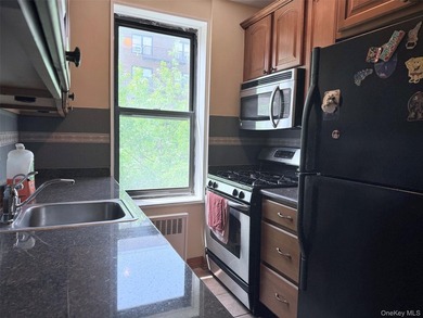 Welcome to this bright and inviting two-bedroom co-op apartment - photo 3