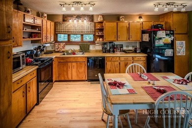 This charming mountain cottage offers comfortable four-season - photo 11