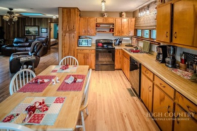This charming mountain cottage offers comfortable four-season - photo 29