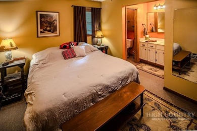 This charming mountain cottage offers comfortable four-season - photo 30