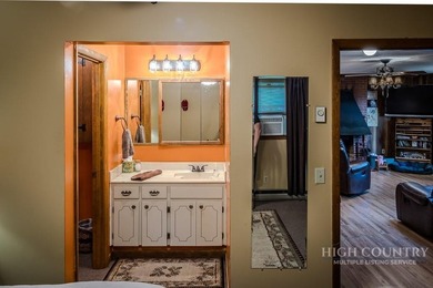 This charming mountain cottage offers comfortable four-season - photo 35
