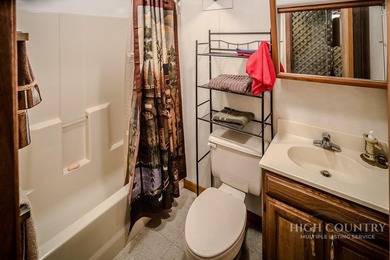 This charming mountain cottage offers comfortable four-season - photo 38