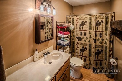 This charming mountain cottage offers comfortable four-season - photo 39