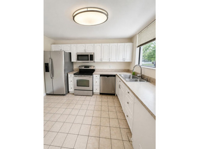 Welcome to this charming two-story townhouse in the Fountains of - photo 11