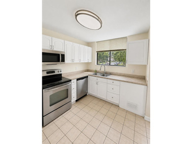 Welcome to this charming two-story townhouse in the Fountains of - photo 12
