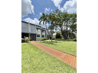 Welcome to this charming two-story townhouse in the Fountains of - photo 29