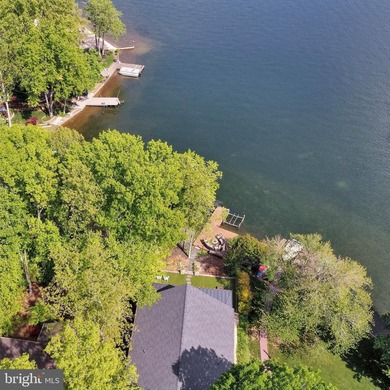 Welcome to 107 Plantation Dr, a lakeside retreat thoughtfully - photo 4