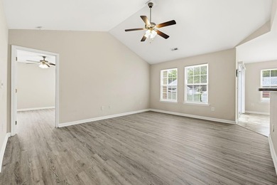 Beautiful 3 Bedroom, 2 Bath home in great location. Close to - photo 4