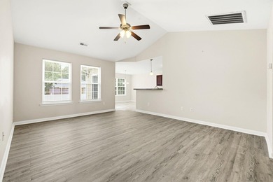 Beautiful 3 Bedroom, 2 Bath home in great location. Close to - photo 5