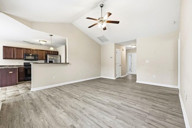 Beautiful 3 Bedroom, 2 Bath home in great location. Close to - photo 6