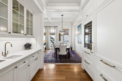 A sophisticated and luxurious townhouse-style condominium - photo 11