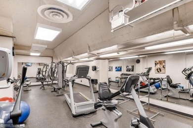 Freshly professionally painted entire unit! Renovated - photo 12