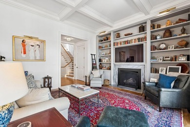 A sophisticated and luxurious townhouse-style condominium - photo 15