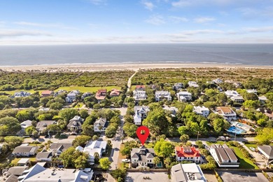 Charming 1920's beach cottage nestled on sought-after Sullivan's - photo 2