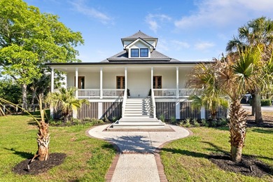 Charming 1920's beach cottage nestled on sought-after Sullivan's - photo 3