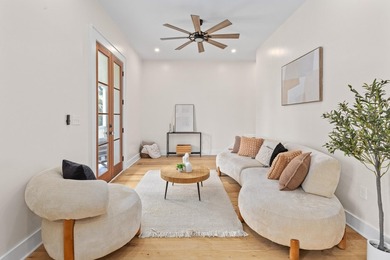 Charming 1920's beach cottage nestled on sought-after Sullivan's - photo 7