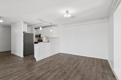 Freshly professionally painted entire unit! Renovated - photo 28