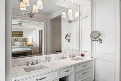 A sophisticated and luxurious townhouse-style condominium - photo 30