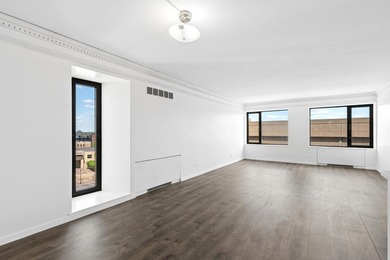 Freshly professionally painted entire unit! Renovated - photo 30