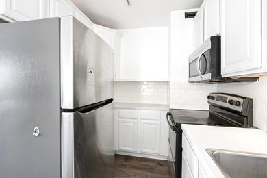 Freshly professionally painted entire unit! Renovated - photo 33