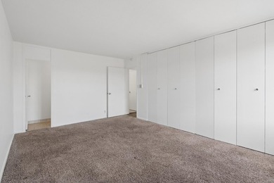 Freshly professionally painted entire unit! Renovated - photo 39