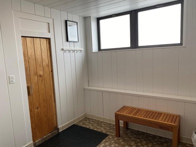 Freshly professionally painted entire unit! Renovated - photo 42