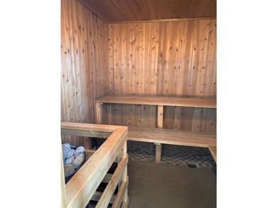 Freshly professionally painted entire unit! Renovated - photo 43