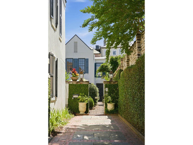 Tucked away on one of Charleston's most coveted hidden alleys, 4 - photo 3